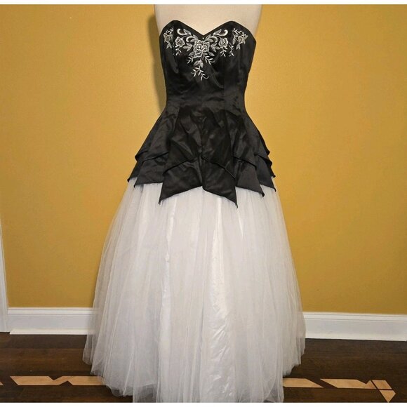 Masquerade Ball Gown Dress Black White Strapless Size 7 8 Embroidered Prom Tulle - Picture 1 of 8